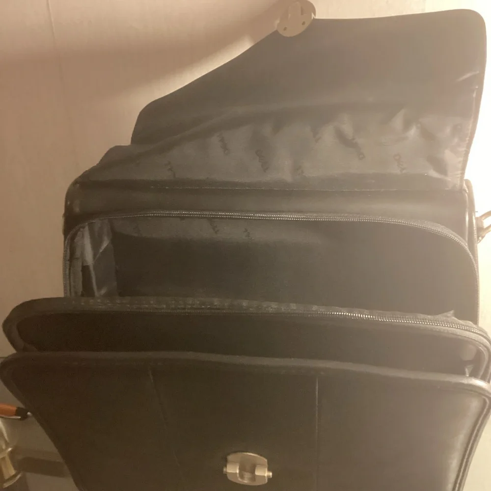 DELLS BLACK LEATHER LAPTOP BAG